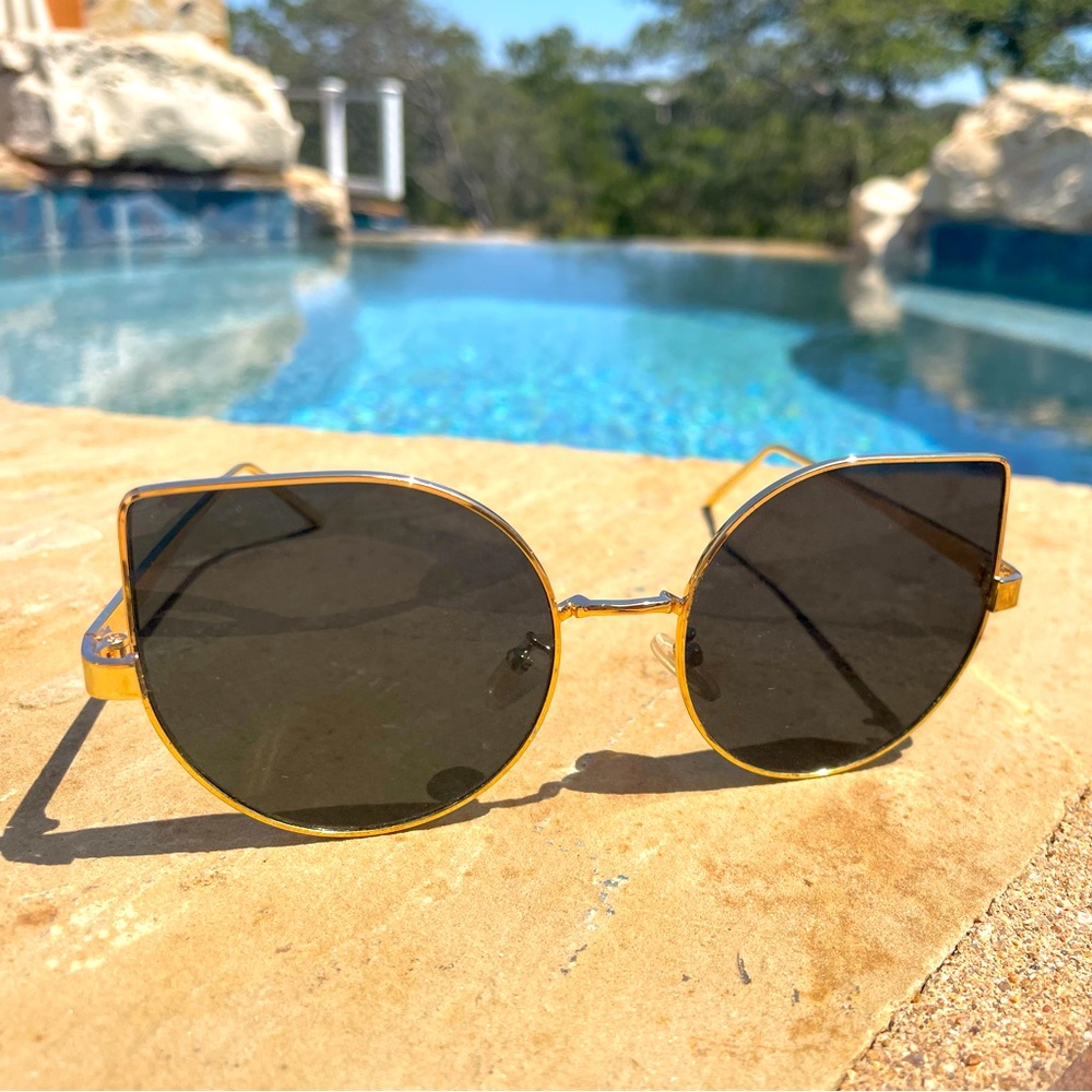 Simple cat eye sunglasses